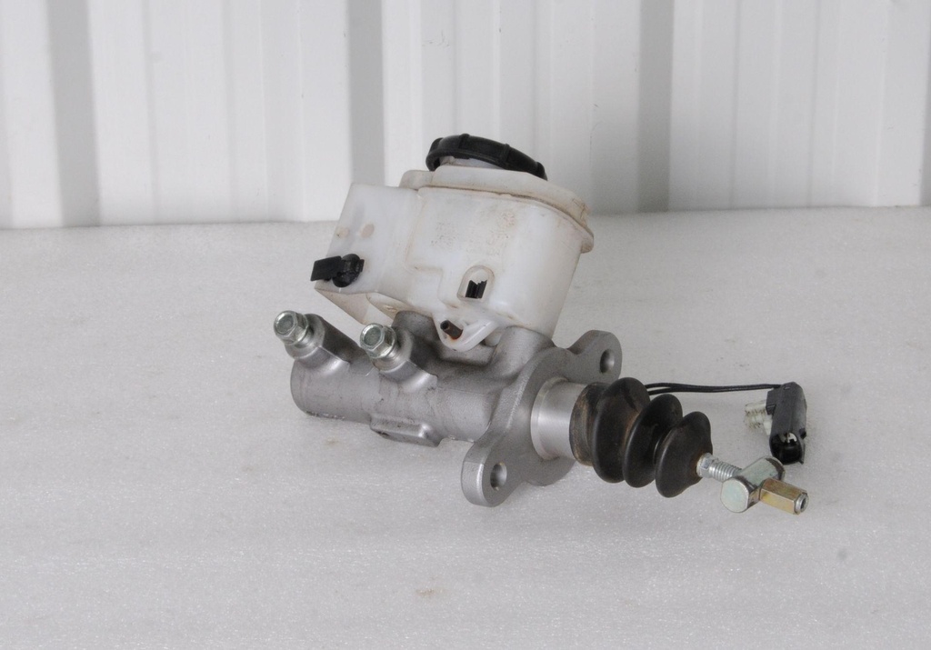 [705601580-001] master cylinder tandem brake (705601580-001)