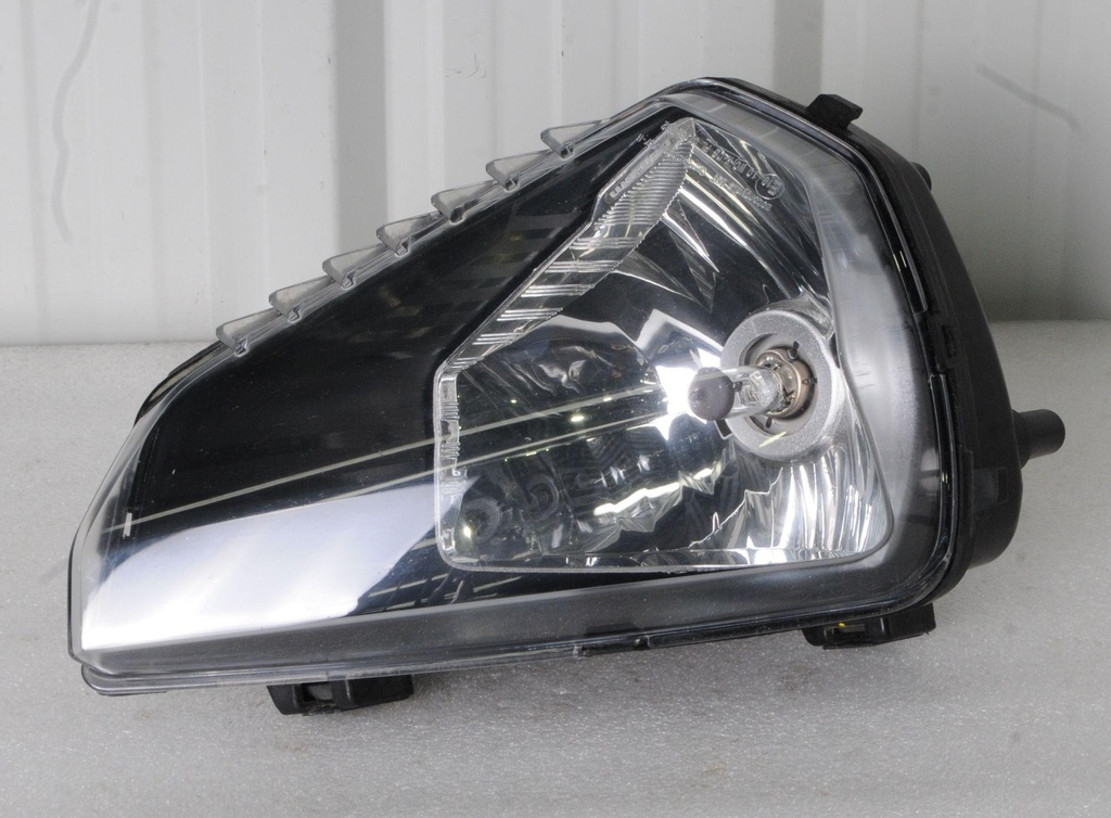 [710005637-001] rh headlamp incl 200>200c (710005637-001)