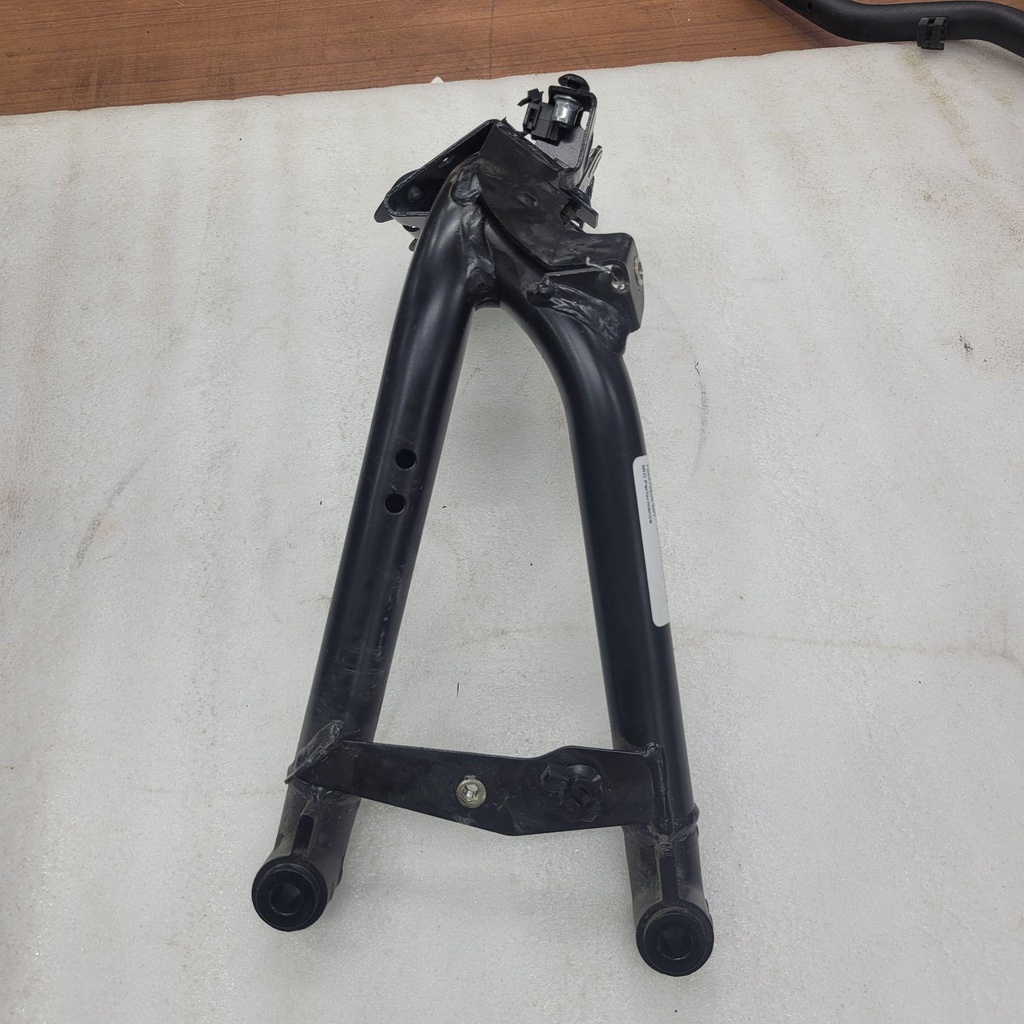 [705013304-001] rear fender support canada/usa (705013304-001)