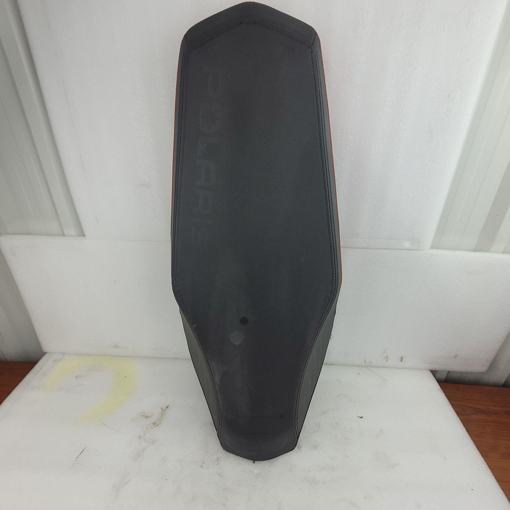 [2690009-001] asm-seat black/indy red red side panel option