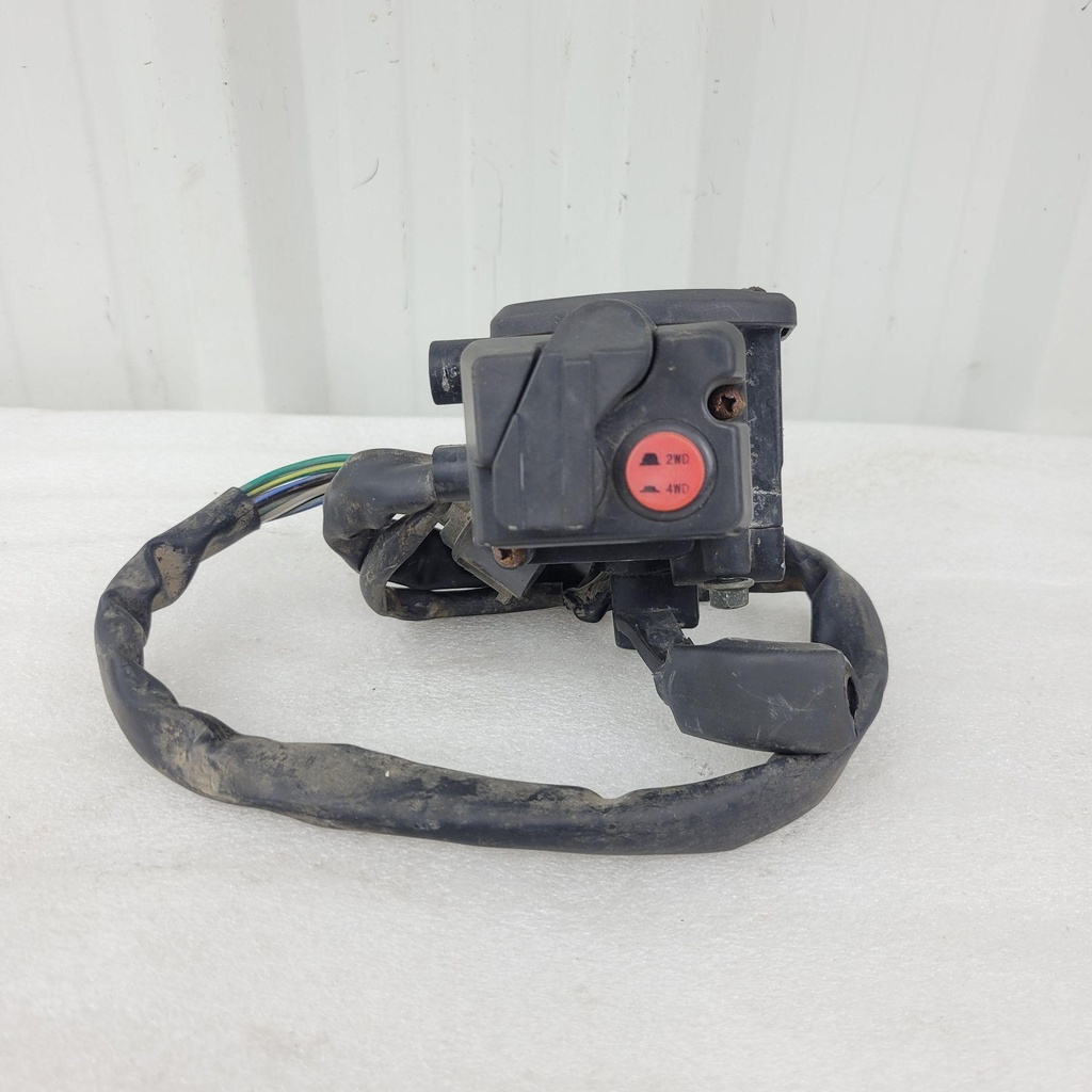 [CF01105] (new ref. 7020-160700-10002) handlebar switch,rh (CF01105)