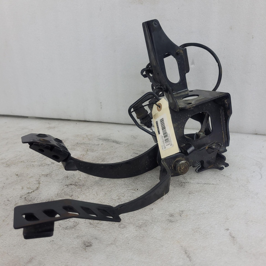[B57F25480100-001] bracket, pedal support
