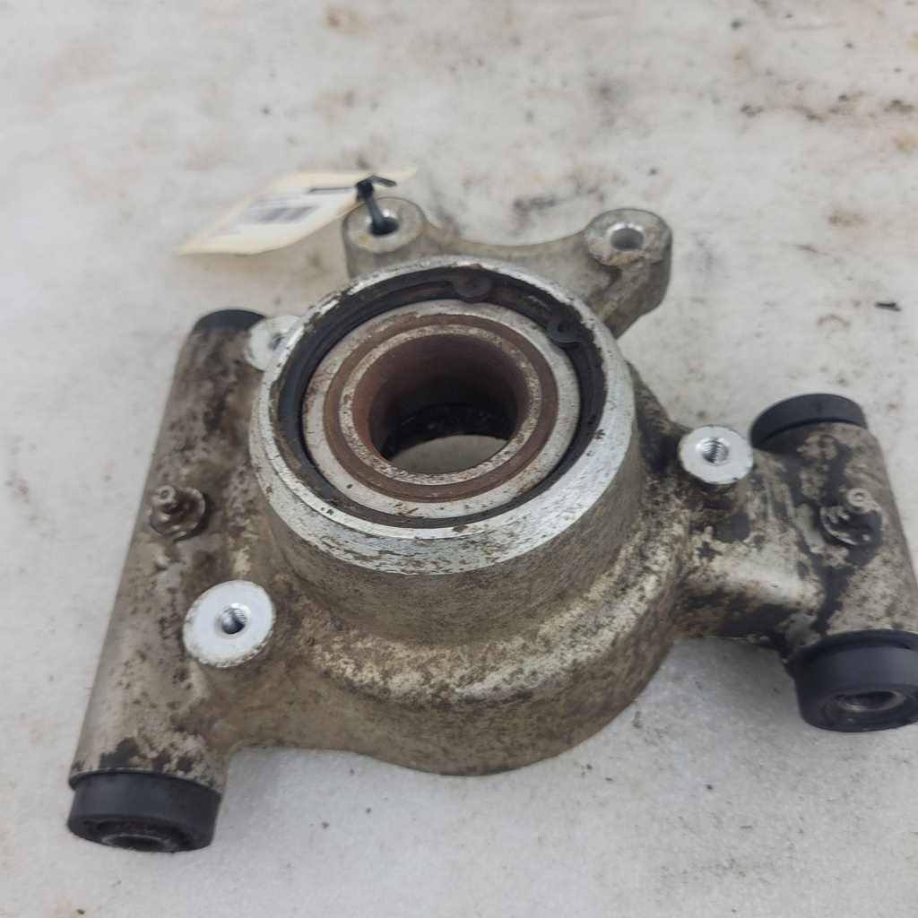 [CF02131] holder,rear wheel shaft(rh)