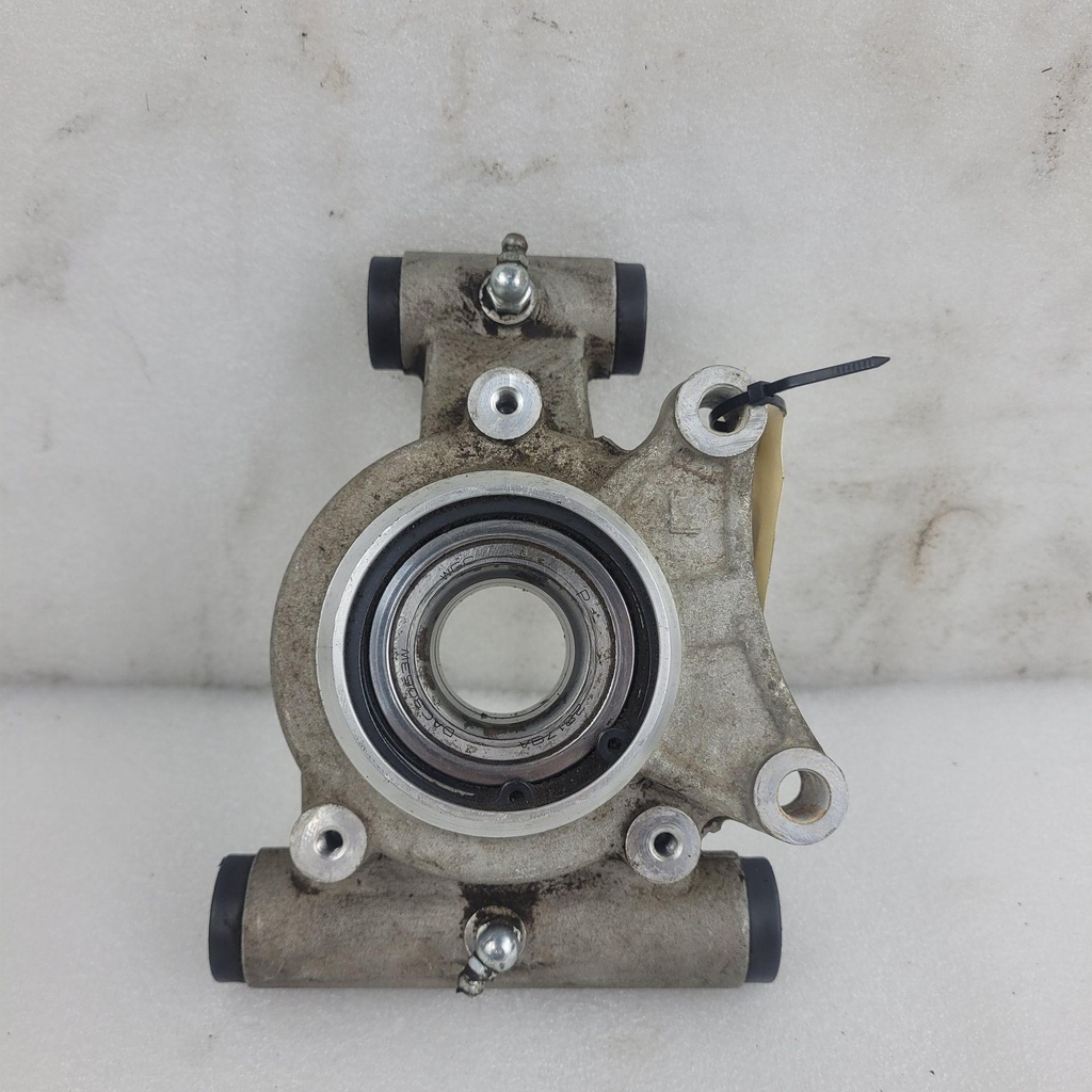 [CF02050] support. rear wheel shaft, lh