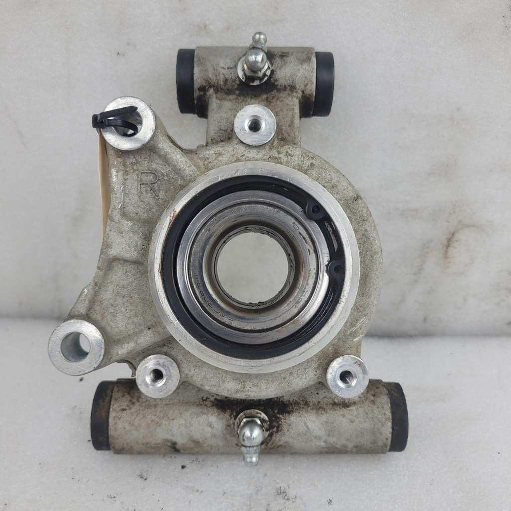 [CF02051] holder rear wheel shaft, rh