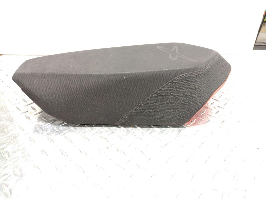 [510006637-001] (new ref. 510006467) seat cover can-am red